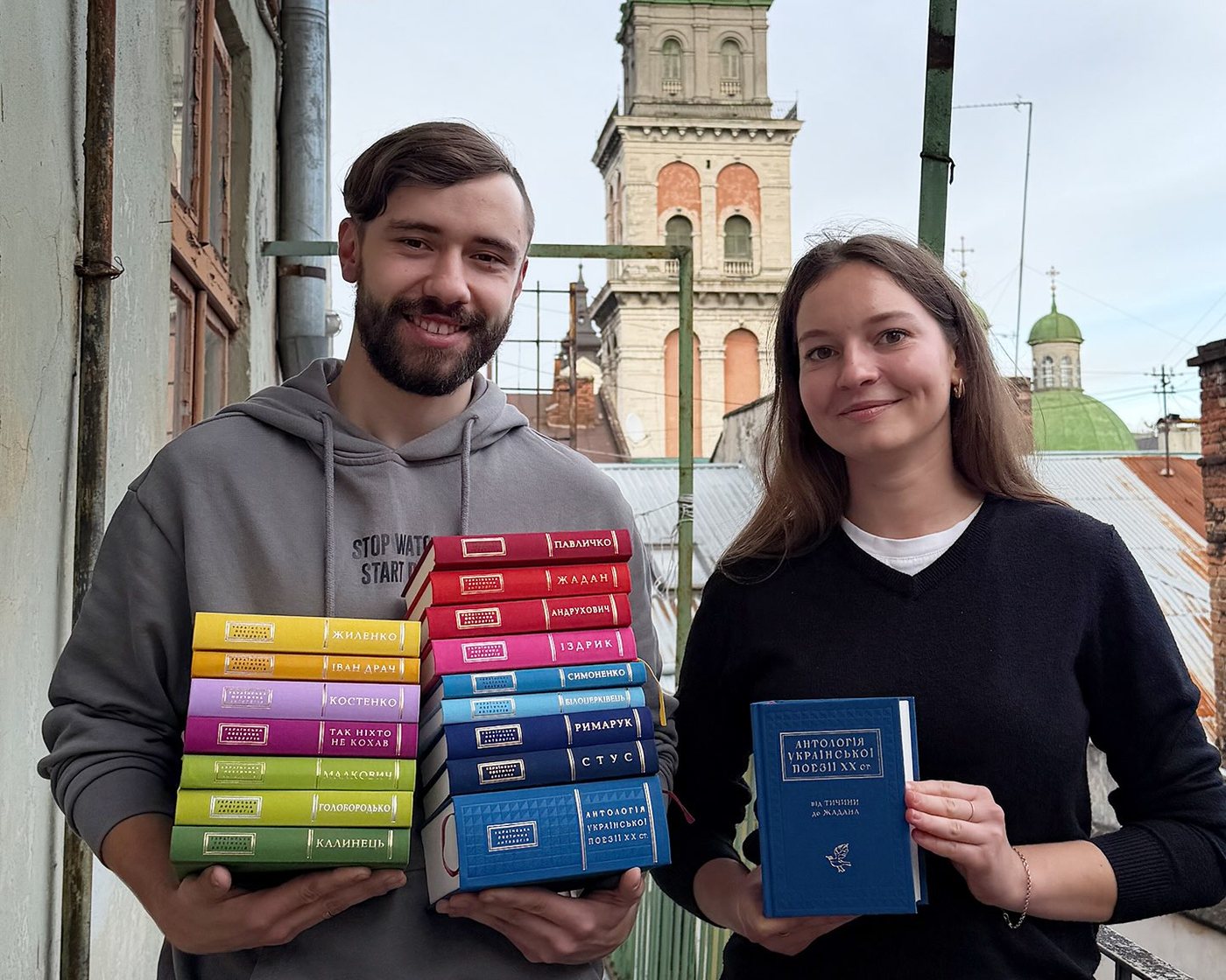 Команда фонду зі збірками поезії для благодійного розіграшу