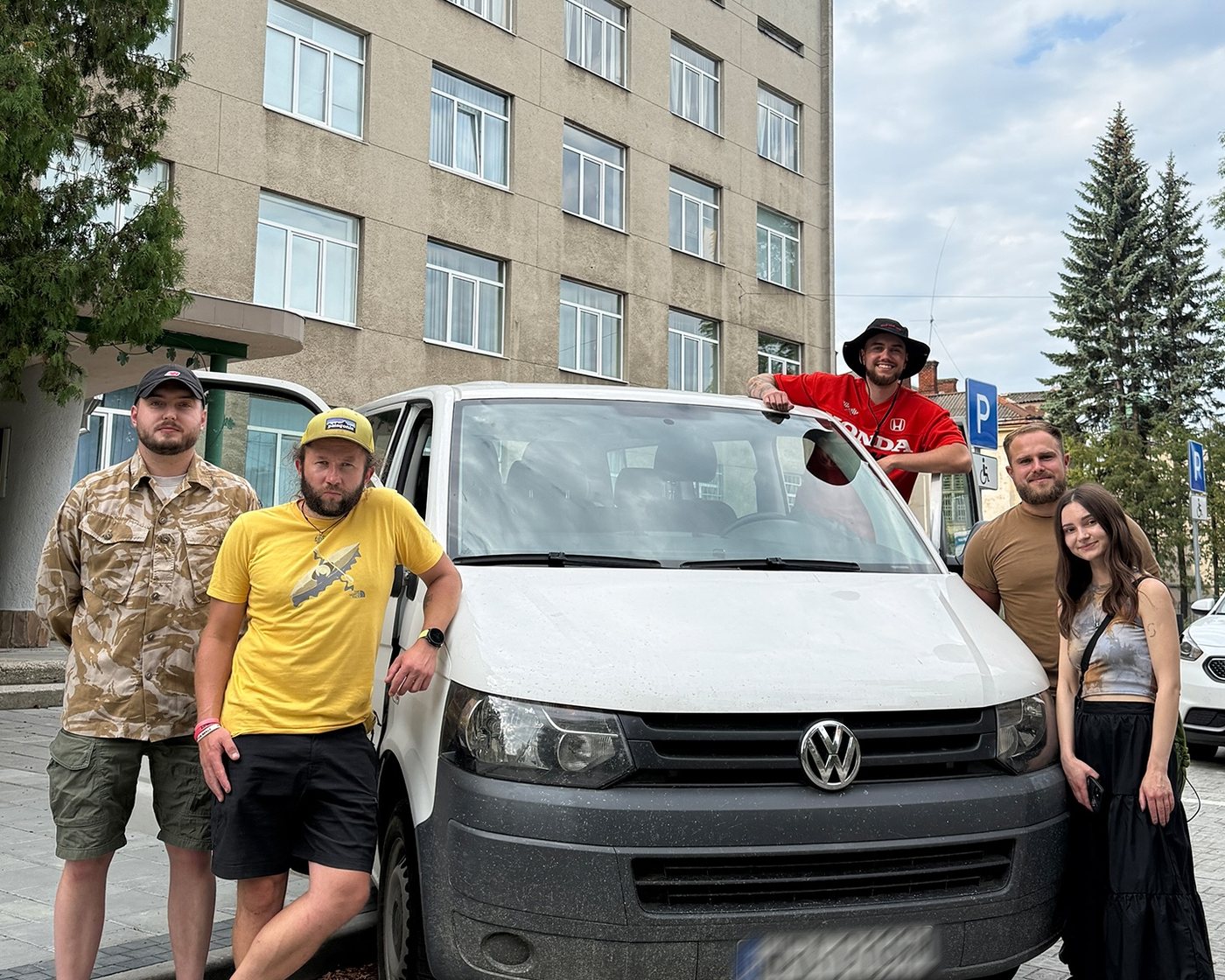 Команда фонду й військові біля буса Volkswagen T5
